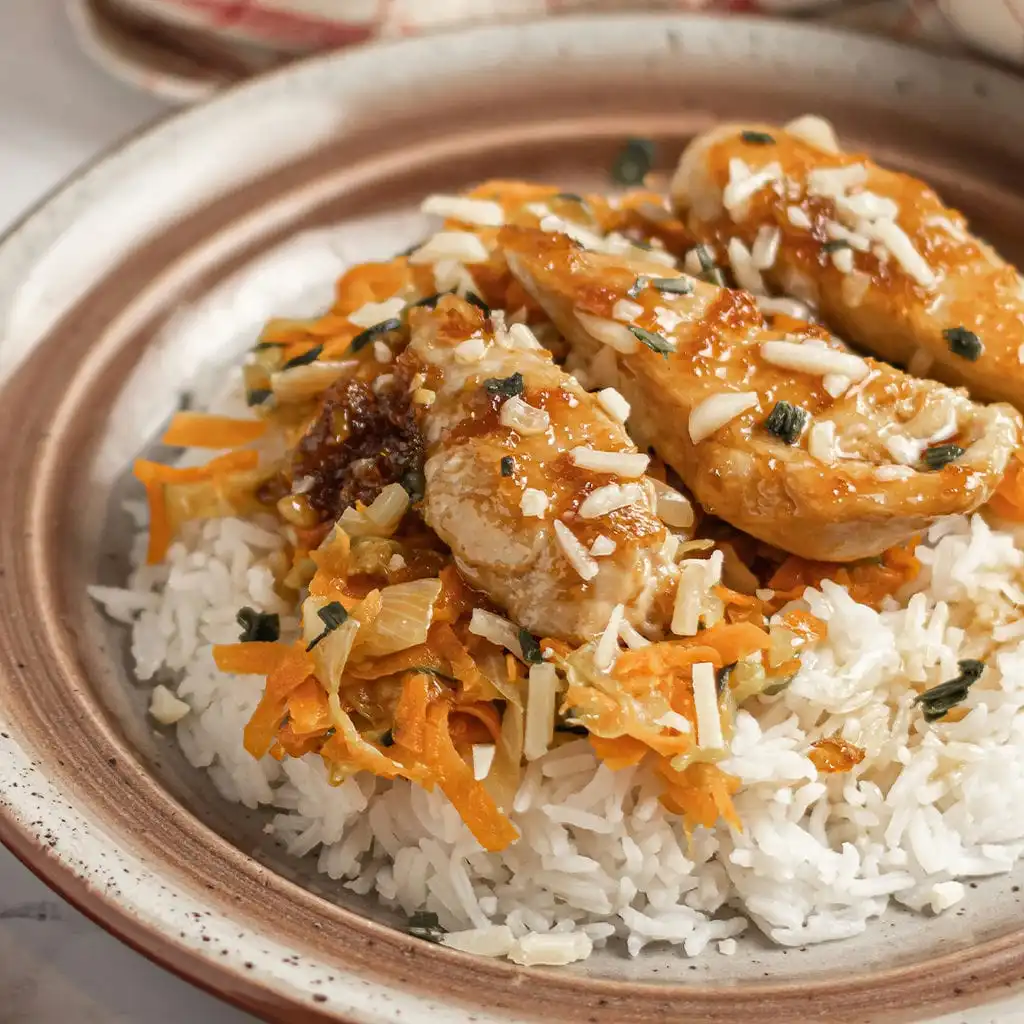 Photo d'un plat d'aiguillettes de poulet façon teriyaki, avec des légumes poêlés et du riz basmati