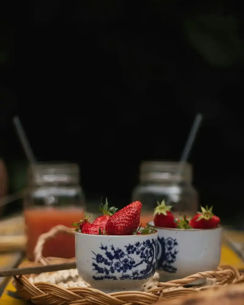 Deux petits bols remplis de fraises, style champêtre